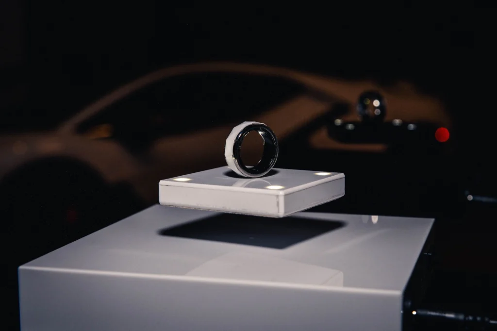 Cudis smart ring inside a glass display