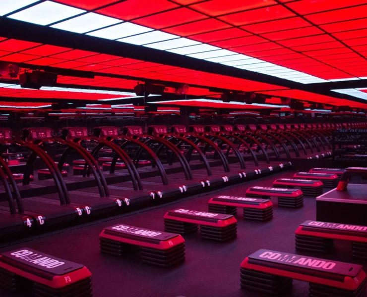 Commando fitness studio in Mexico featuring treadmills, step boxes